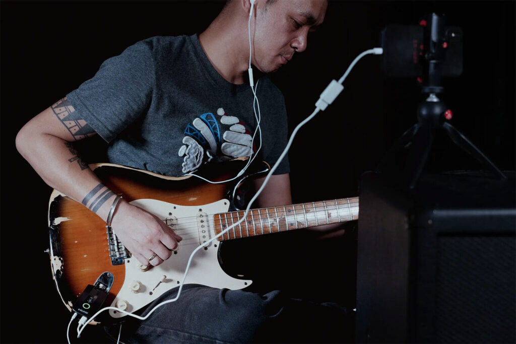 エレキギター用アンプとヘッドホン