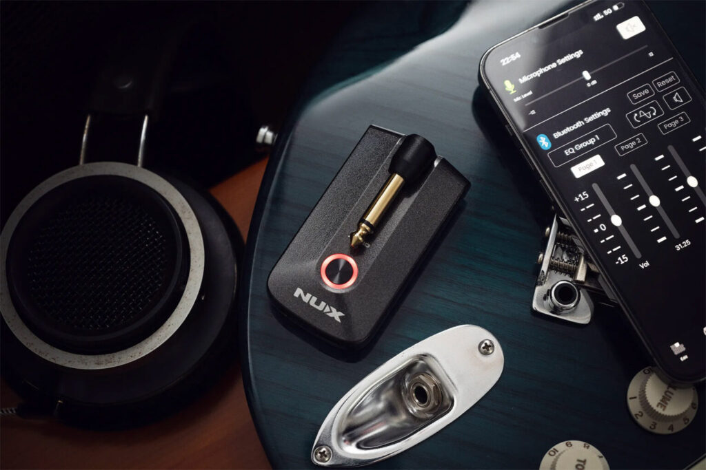 エレキギター用アンプとヘッドホン